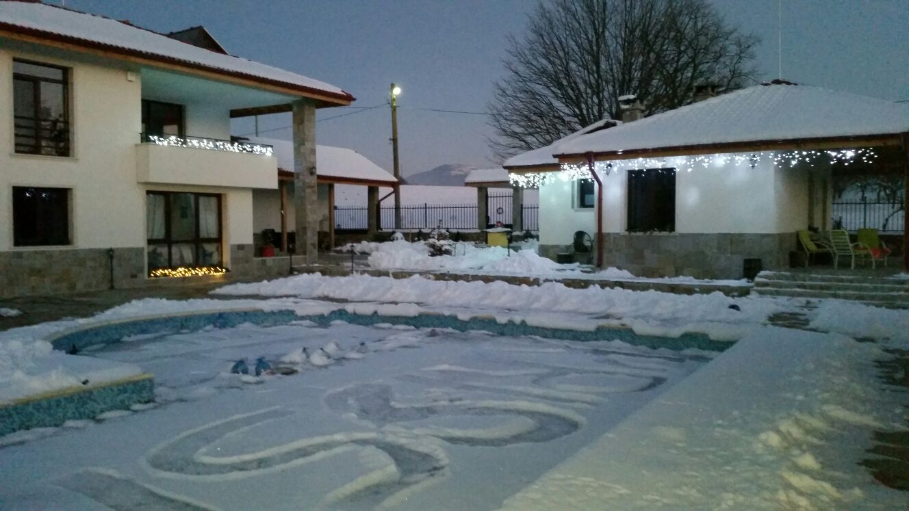 басейна с подпис